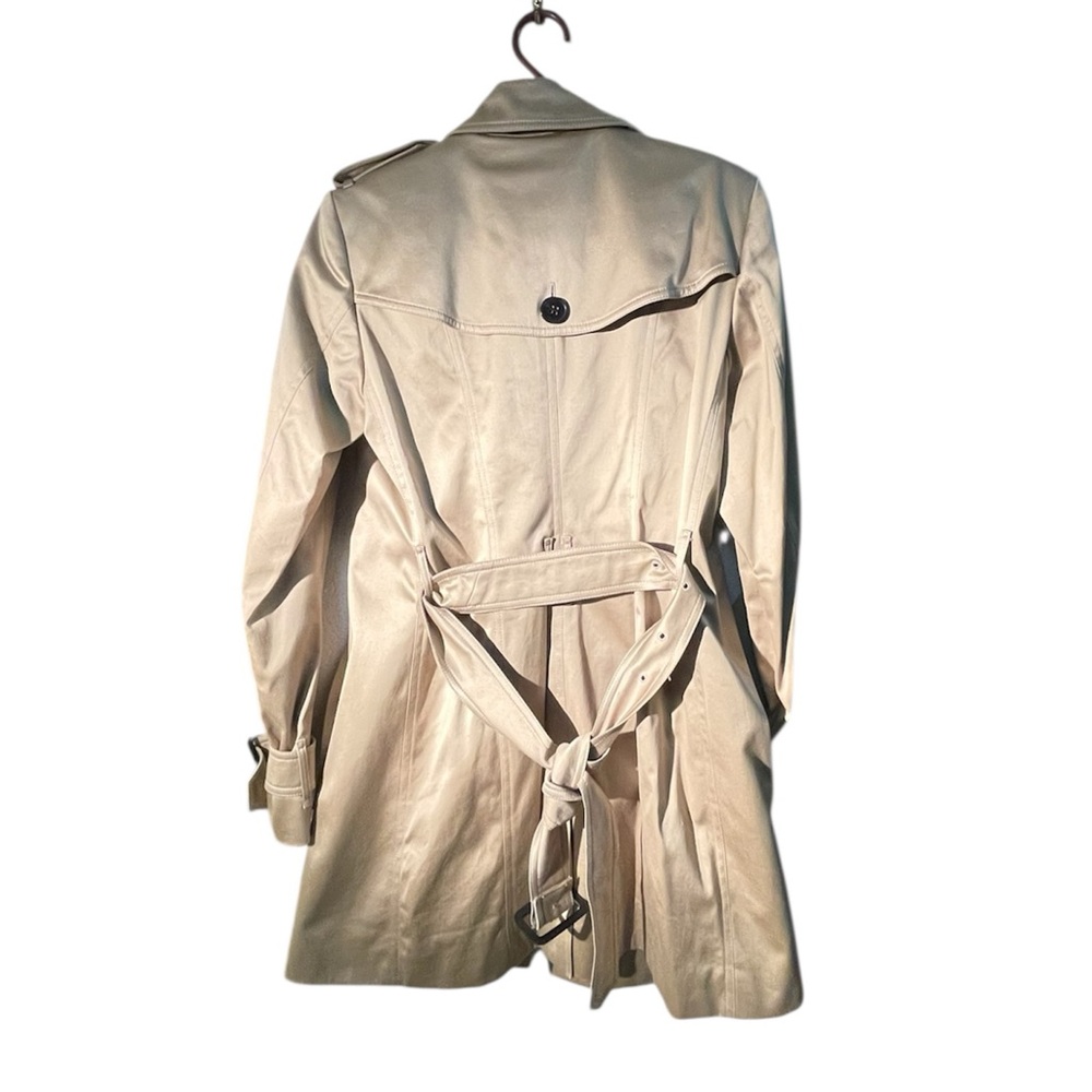 Burberry Light Beige Double-Breasted Trench Coat with Black Buttons - Picture 3 of 9